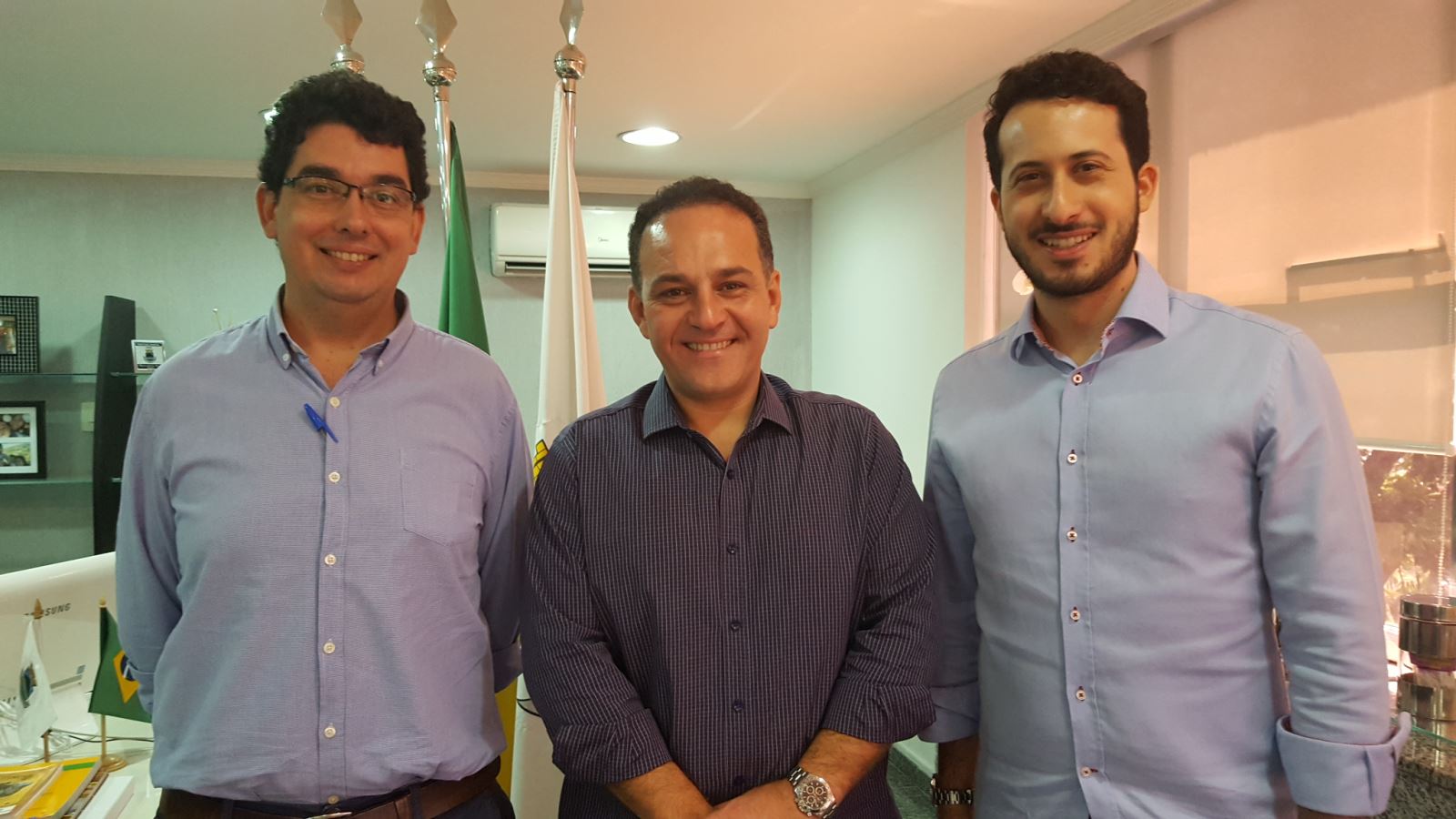 Fabiano Passos, coordenador de TI e Inovação, com o prefeito e o secretário de Gestão Estratégica Raphael Camargo