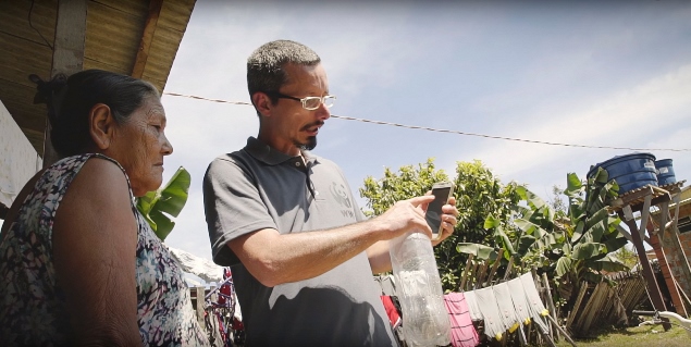 Técnicos visitam moradores de Rio Branco e ensinam a usar armadilha que captura ovos de Aedes