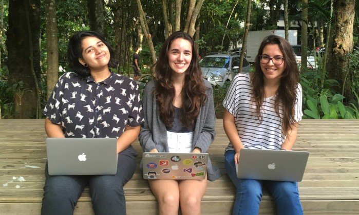 Gabriella Lopes (à esquerda) e duas colegas da PUC-Rio elaboraram um app para ajudar pessoas com crise de pânico - Divulgação
