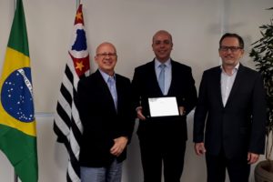 CARLOS DA COSTA, secretário especial de Produtividade, Emprego e Competitividade no Ministério da Economia, recebe a comenda do Movimento Brasil, País Digital das mãos de Francisco Camargo, presidente do Conselho, e Rodolfo Fücher, presidente executivo, ambos da ABES.