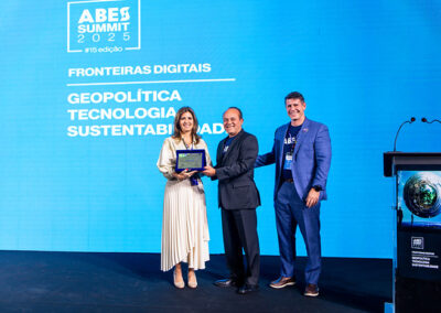 Ana Estela Haddad (Secretária de Informação e Saúde Digital do Ministério da Saúde): recebeu o prêmio por sua liderança na implementação de políticas de saúde digital e telessaúde, promovendo inovação e inclusão tecnológica no cuidado com a população.