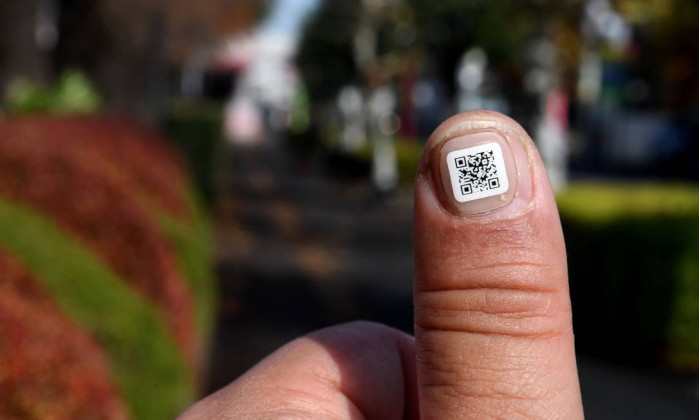 Cidade japonesa cria adesivo com código QR para idosos com Alzheimer