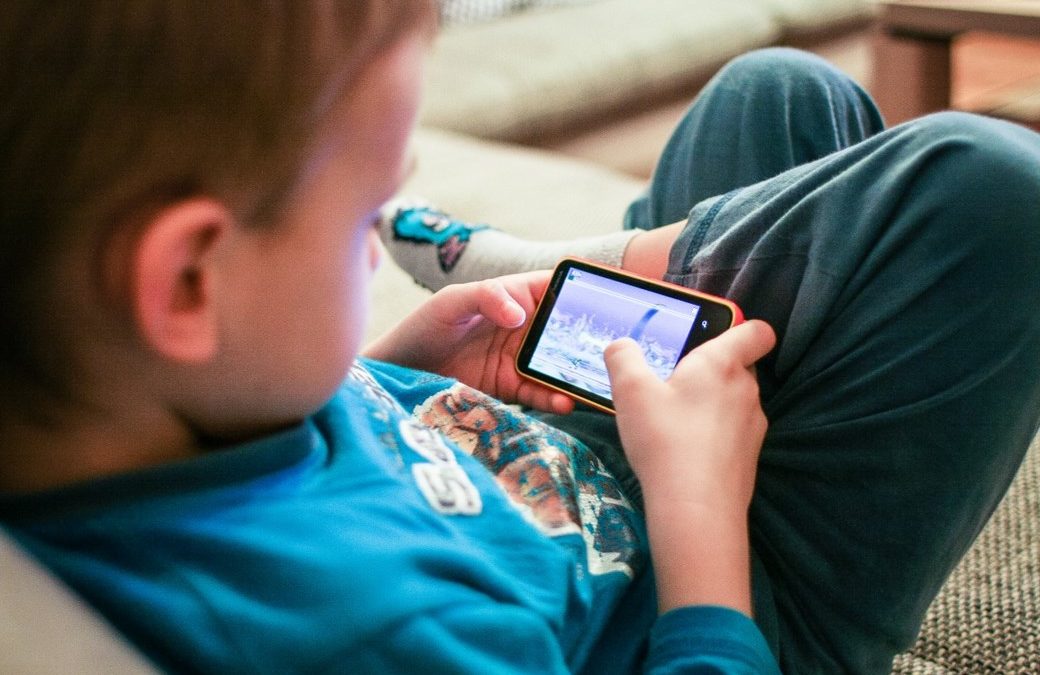 Em lares com smartphone, 72% das crianças de 10 a 12 anos têm celular próprio