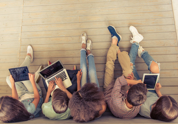 Cresce número de crianças e adolescentes que buscam notícias na Internet, aponta Cetic.br