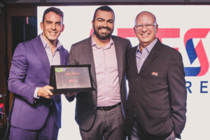 Fábio Rua, cofundador do Movimento Brasil, País Digital; Francisco Camargo, presidente da ABES entregam a homenagem de MIRIAM WIMMER, do MCTIC, representada no evento por Otávio Viegas Caixeta, diretor do Departamento de Ecossistemas Digitais do MCTIC