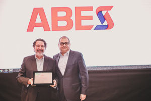 Jorge Sukarie Neto homenageia MARIANO GORDINHO, Presidente Executivo da ABRADISTI