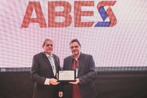 Paulo Milliet Roque entrega a placa ao WERTER PADILHA CAVALCANTE, CEO das empresas Sawluz e Taggen e Coordenador do Comitê de Internet das Coisas da ABES