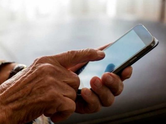 Independência e superação: idosos aprimoram habilidades para uso de celular em curso online da USP