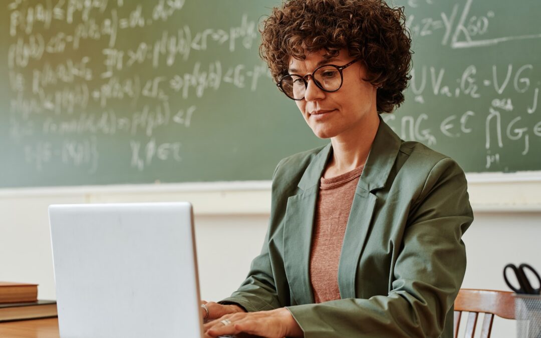 Oportunidade: professores podem aprender programação e ciência de dados em curso gratuito online