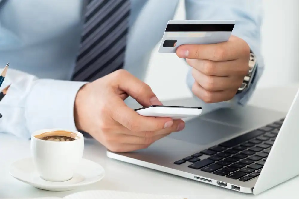 Mais de 80% dos brasileiros mantêm rotina de compras online, mas insegurança no digital ainda preocupa, mostra Serasa Experian