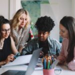 Santander Code Girls oferece 5 mil bolsas de estudo gratuitas para mulheres se capacitarem na tecnologia Amazon Web Services