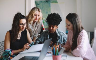 Santander Code Girls oferece 5 mil bolsas de estudo gratuitas para mulheres se capacitarem na tecnologia Amazon Web Services