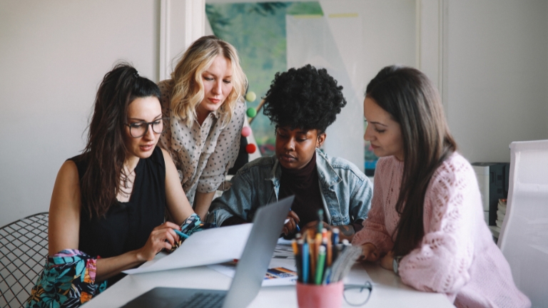 Santander Code Girls oferece 5 mil bolsas de estudo gratuitas para mulheres se capacitarem na tecnologia Amazon Web Services