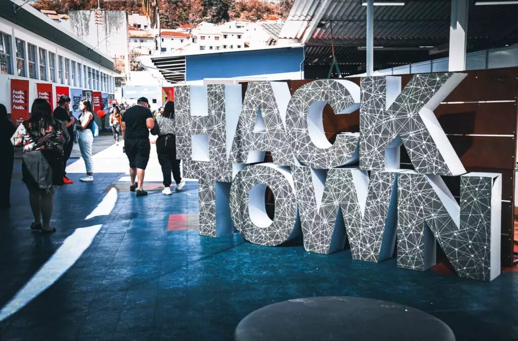 HackTown 2025 transforma Santa Rita do Sapucaí no maior palco de inovação e criatividade da América Latina