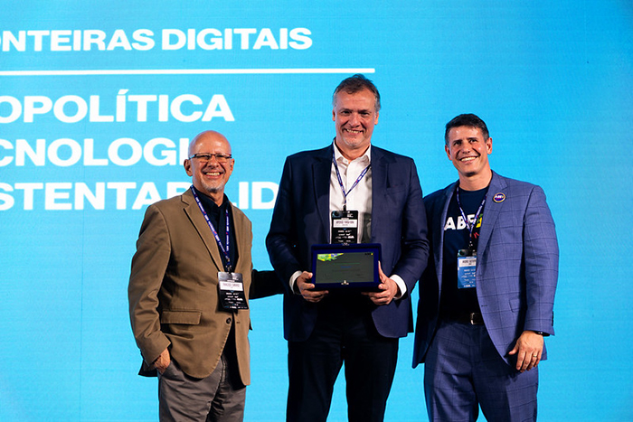 Brasscom, por sua participação no plano Brasil Digital 2030+, que orienta políticas de inovação e inclusão digital.