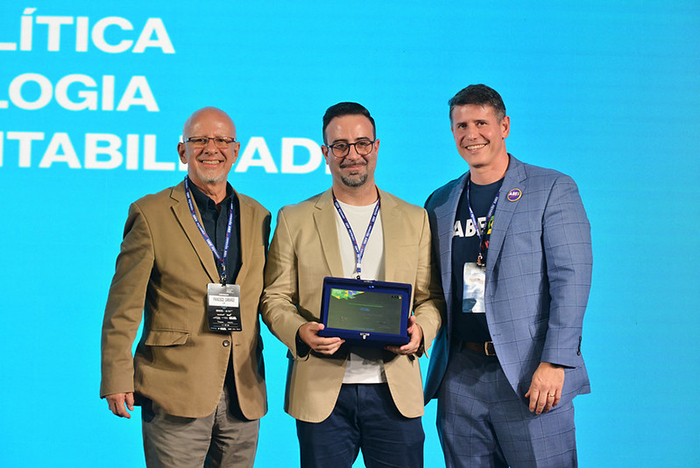 ITS Rio, por sua liderança em políticas públicas de tecnologia e formação em direito digital e inteligência artificial.