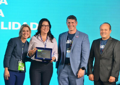 Juliana Ramalho, CEO da Talento Sênior, foi escolhida por votação popular por sua atuação em prol da inclusão produtiva de profissionais 45+, conectando PMEs a experts experientes.