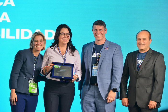 Juliana Ramalho, CEO da Talento Sênior, foi escolhida por votação popular por sua atuação em prol da inclusão produtiva de profissionais 45+, conectando PMEs a experts experientes.