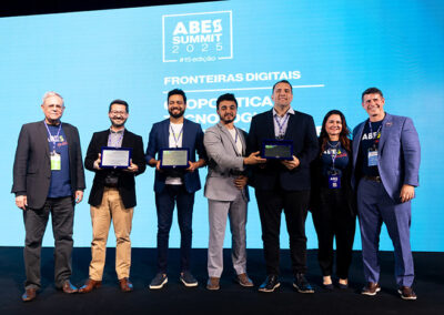 Tentech Brasil (vencedora) — Plataforma Maestro, que centraliza e organiza dados de múltiplas áreas da prefeitura em um ambiente digital integrado e inteligente. Erione — Solução de zeladoria urbana baseada em inteligência artificial. Kargu — Transforma bagageiros ociosos de ônibus rodoviários em uma rede nacional de entregas rápidas, econômicas e de baixo impacto ambiental.