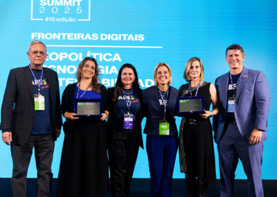 Grupo IAG Saúde (vencedora) — Plataforma Valor Saúde Brasil by DRG Brasil + IA, que integra inteligência artificial, governança clínica e modelos de remuneração baseados em valor (VBHC). InterSystems — Plataforma HealthShare®, que conecta sistemas de hospitais, operadoras, clínicas e órgãos públicos, transformando dados desconexos em conhecimento acionável.